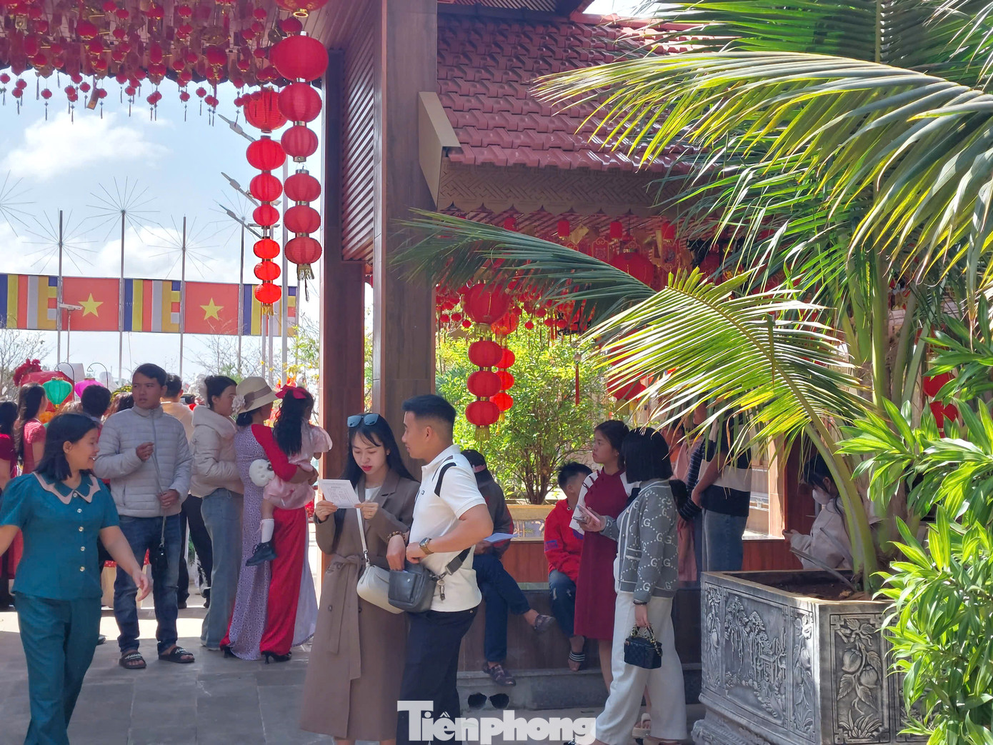 Người đi lễ chùa rút quẻ thẻ với mong muốn sẽ gặp nhiều may mắn, tốt đẹp, an lành trong năm mới.