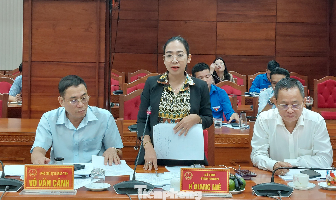 Chị H Giang Niê, bí thư Tỉnh Đoàn Đắk Lắk báo cáo tại hội nghị Chị H Giang Niê, bí thư Tỉnh Đoàn Đắk Lắk báo cáo tại hội nghị