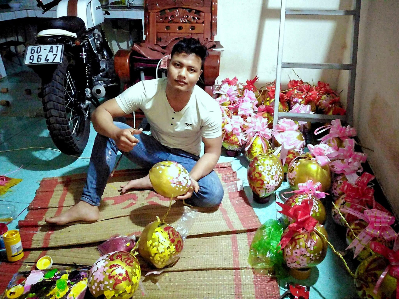 Căn phòng nhỏ là nơi anh Y Buih dùng để trang trí những trái dừa