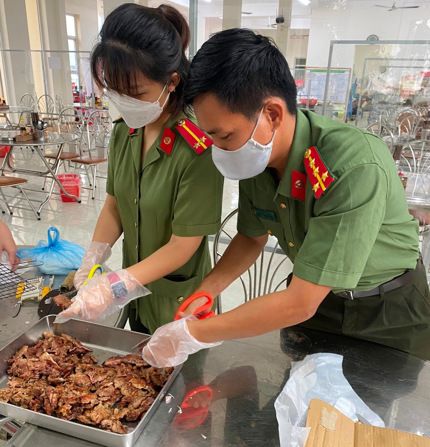 Đại úy Lãnh tham gia chương trình 'Bếp đêm chiến sĩ'