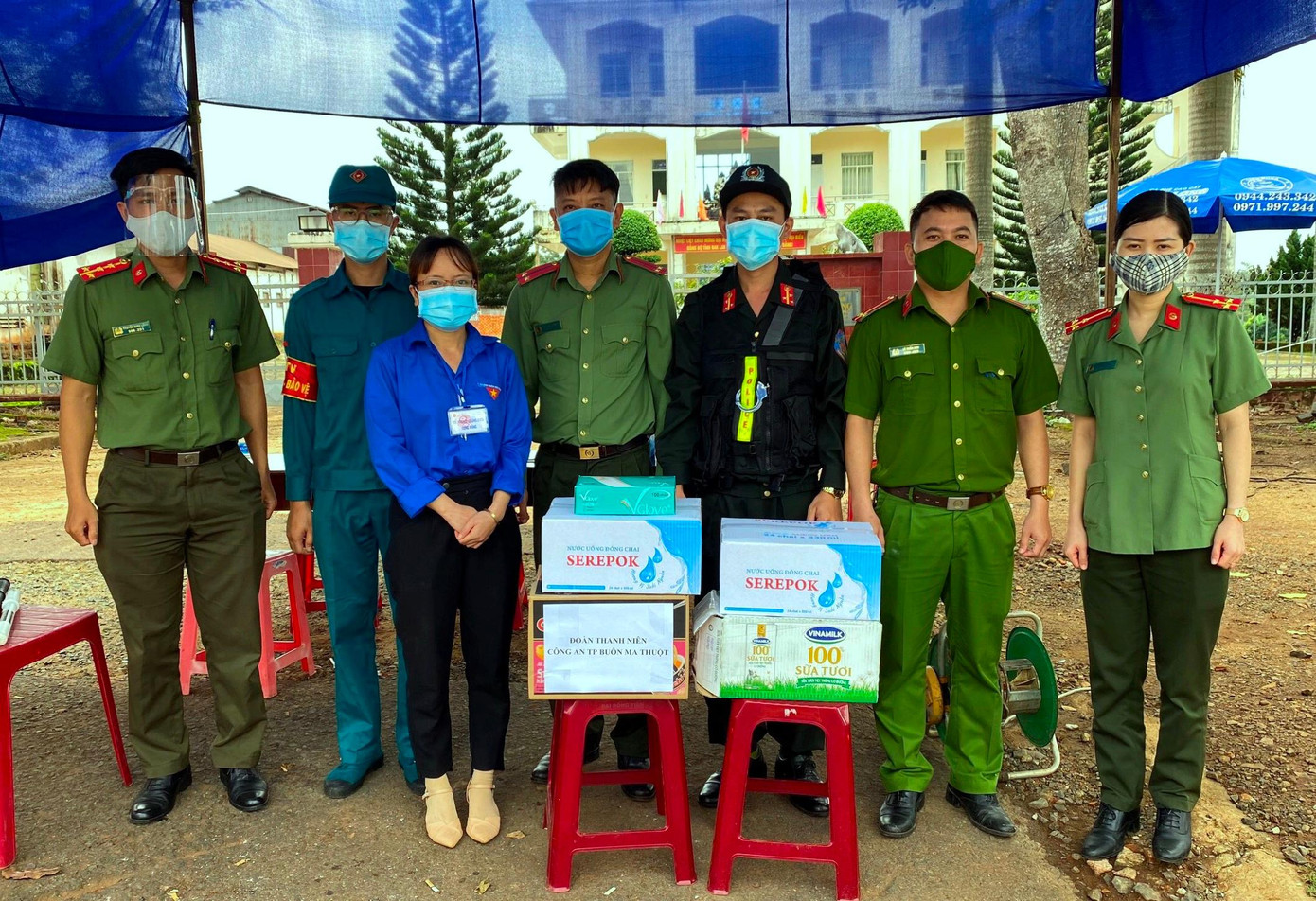 Anh còn tham gia tặng quà cho các chốt kiểm soát phòng, chống dịch