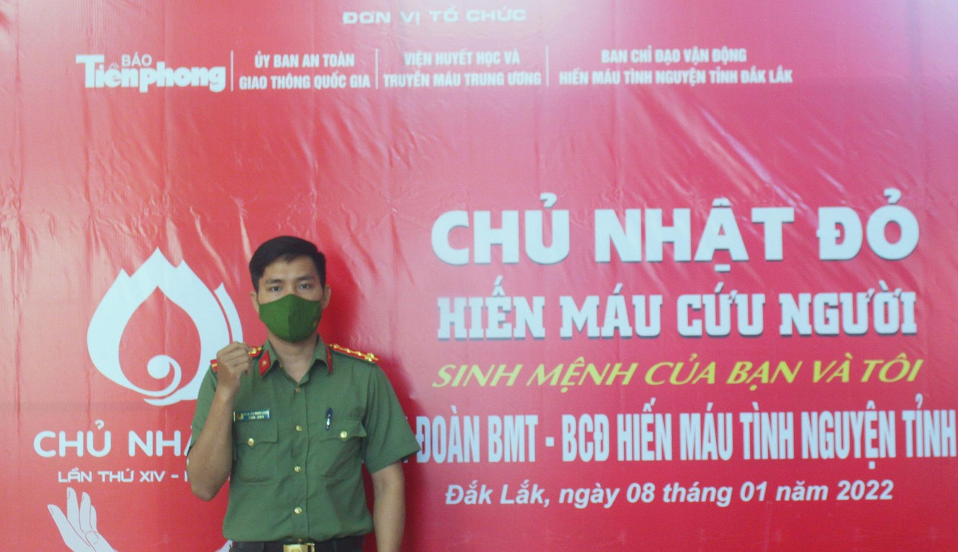Đại úy Nguyễn Minh Lãnh tham gia hiến máu tại chương trình Chủ nhật Đỏ năm 2022