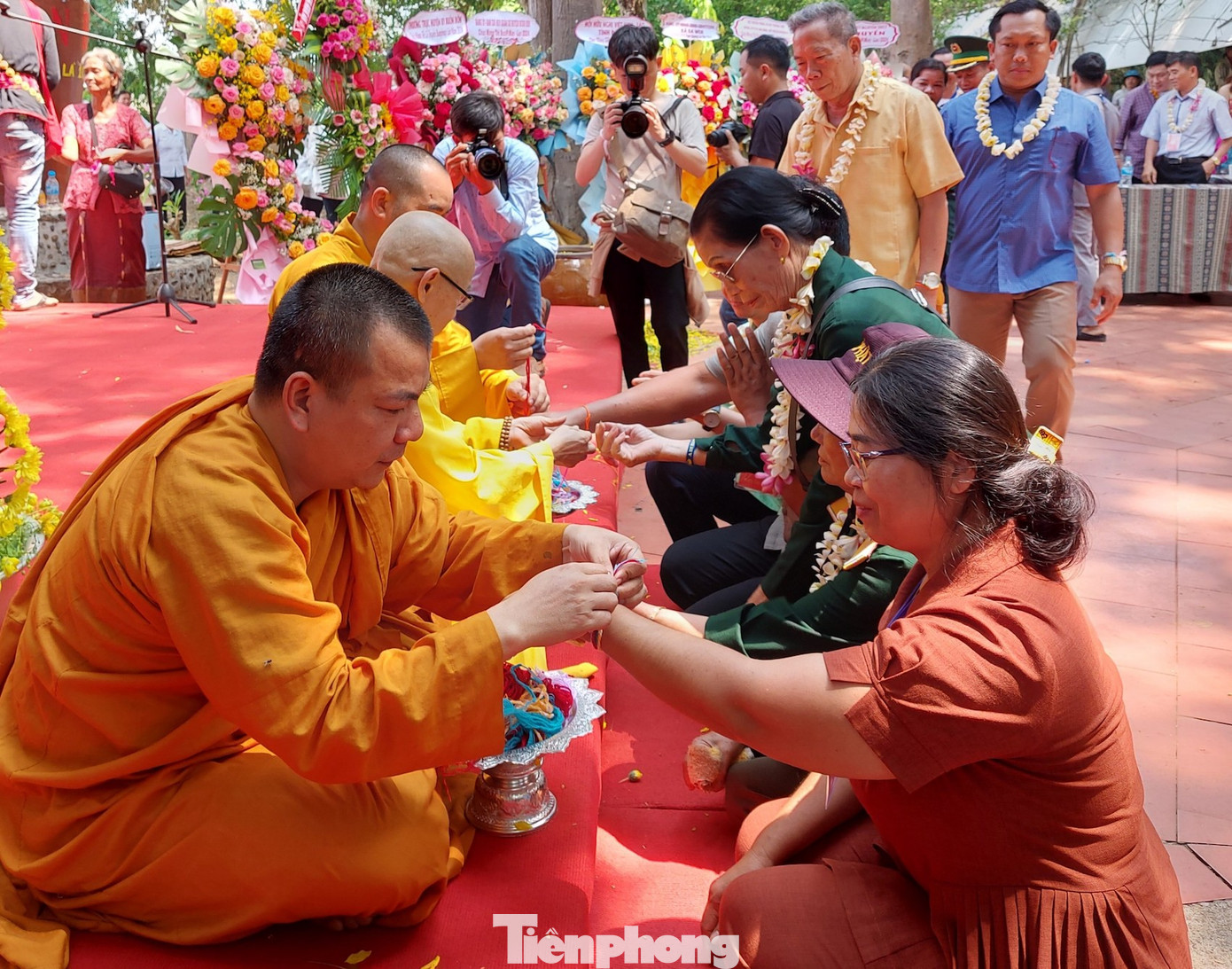Trong dịp lễ, lễ buộc chỉ cổ tay là phong tục tập quán tâm linh gắn với đời sống của người dân Lào từ lâu đời và không thể thiếu vào dịp năm mới, với những ý nghĩa đem lại sự bình an, may mắn cho người được buộc chỉ.