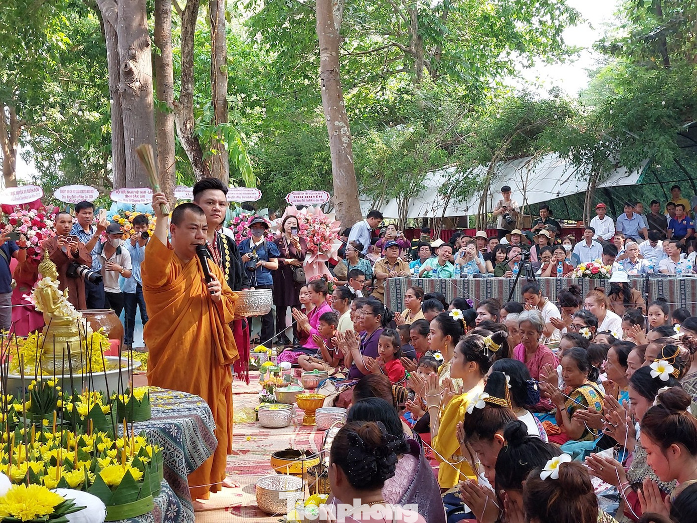 Lễ Tết được tổ chức vào ngày đầu năm của phật lịch. Rộn ràng và náo nhiệt nhất là nghi lễ mọi người té nước vào nhau với quan niệm sẽ gột rửa hết những buồn phiền, điều xui xẻo của năm cũ để đón năm mới với những điều tốt đẹp hơn.