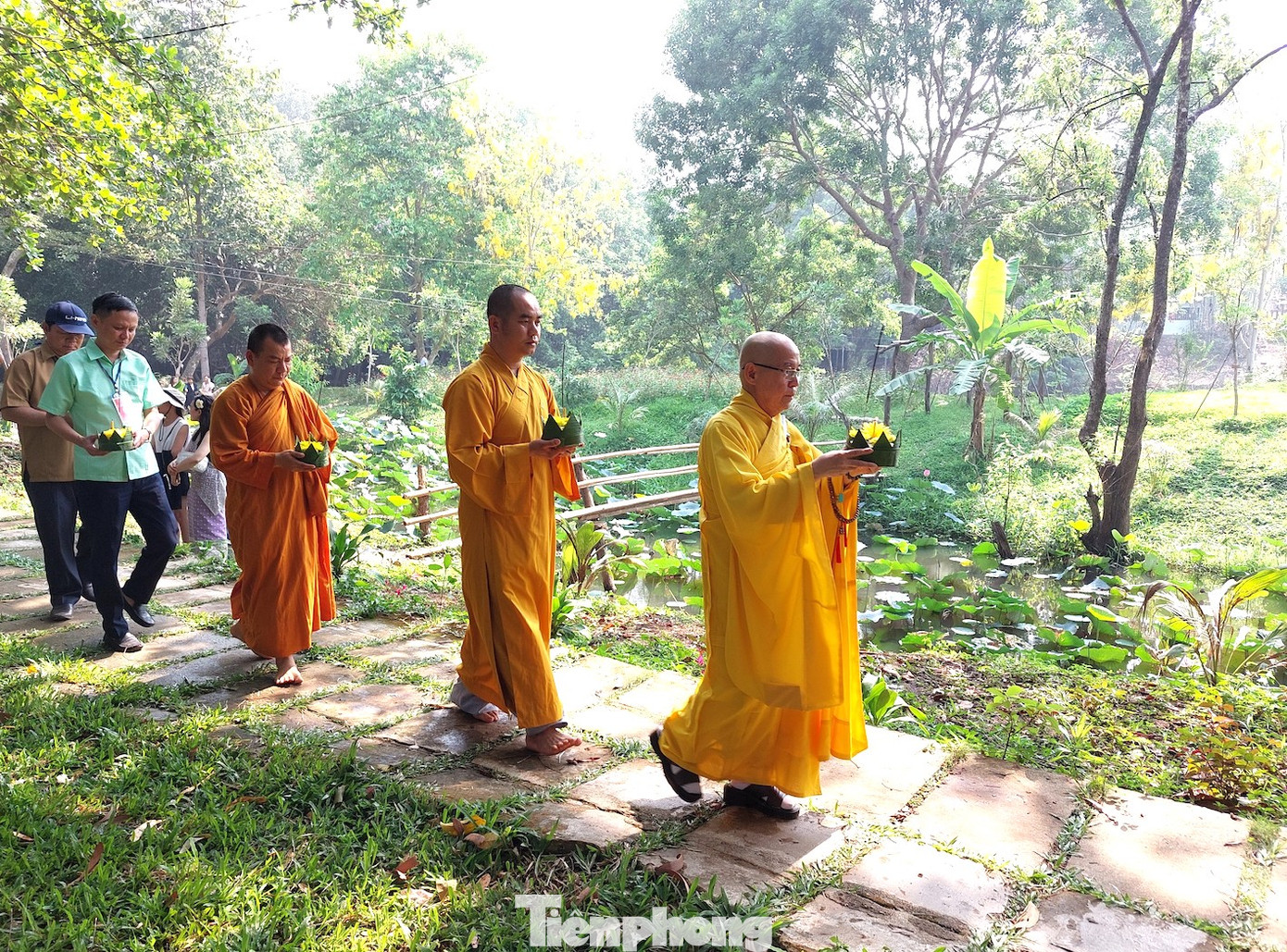Cộng đồng người Việt gốc Lào tại huyện Buôn Đôn trải qua hàng trăm năm định cư, người dân vẫn lưu giữ được nhiều nét văn hóa truyền thống trong sinh hoạt tín ngưỡng, ẩm thực và trang phục.