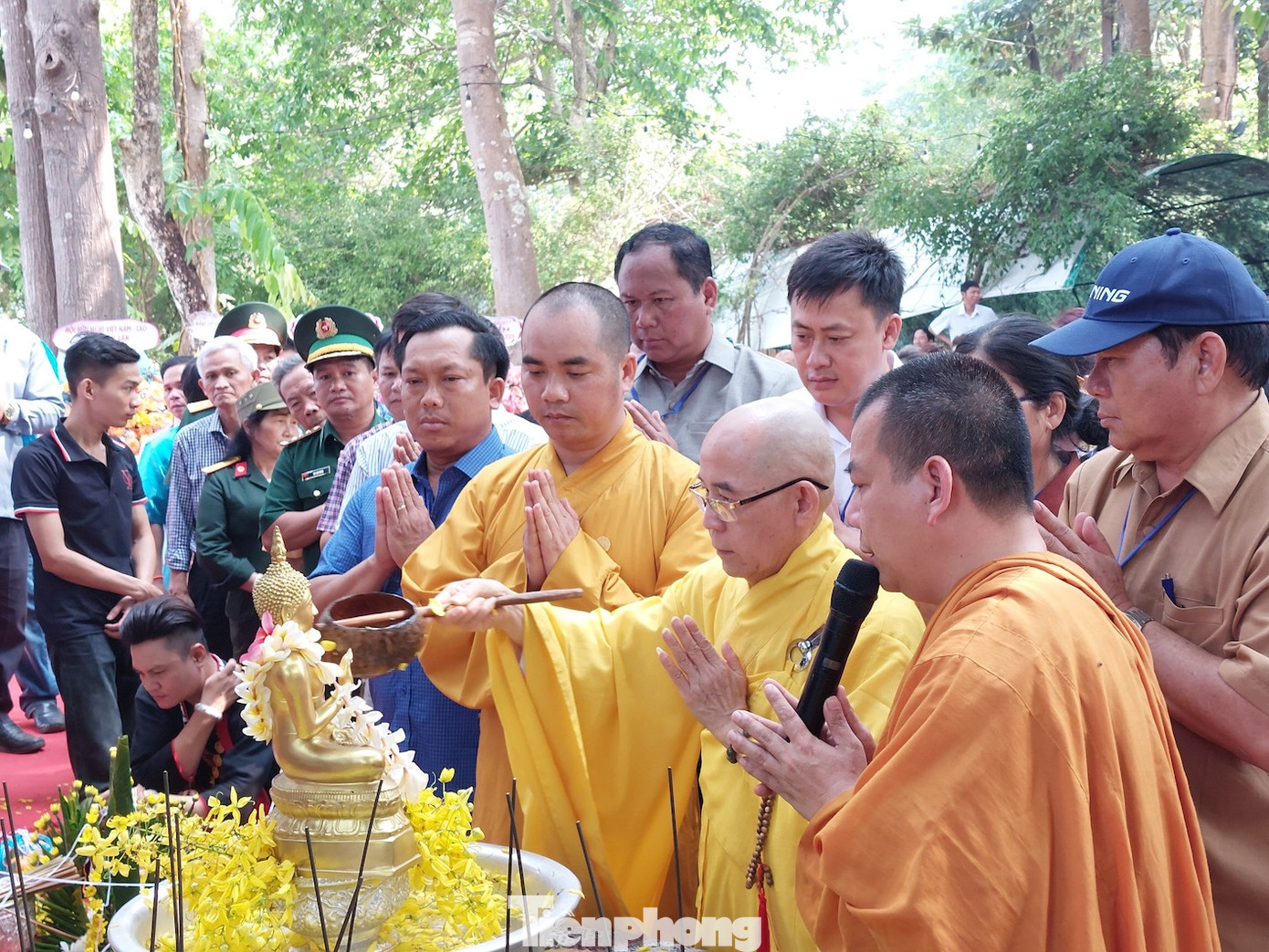Với sự cộng cư đan xen của nhiều dân tộc như Mnông, Êđê, Kinh, Lào... đã tạo nên một vùng dân cư đa văn hóa rất đặc sắc.