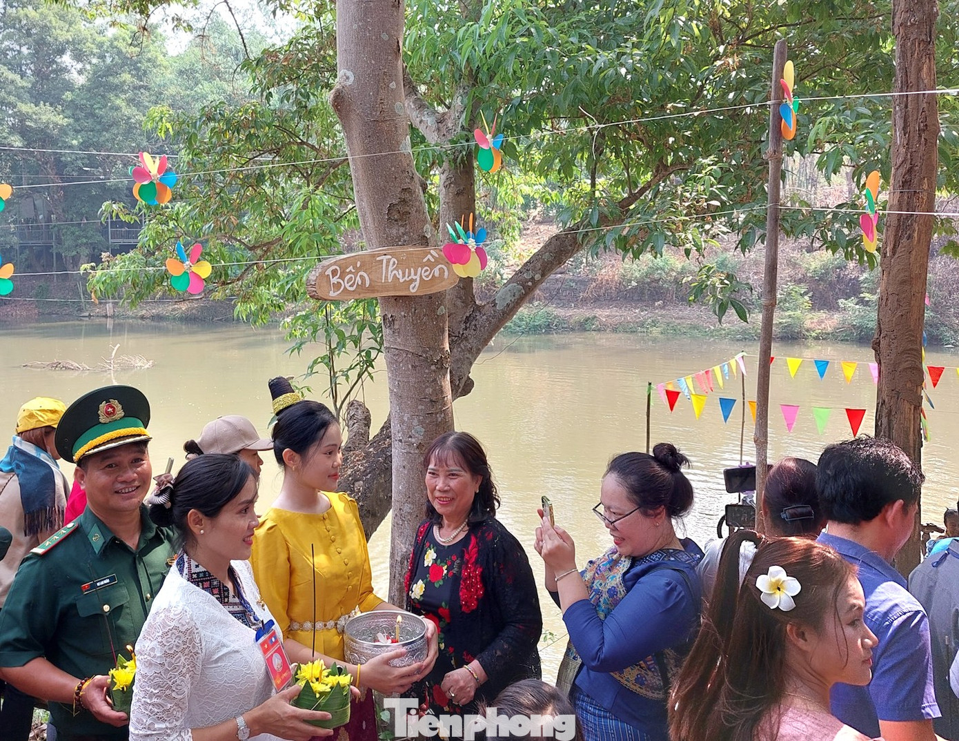 Những ngày này, người Việt gốc Lào sinh sống tại xã Krông Na đang hòa mình vào không khí rộn ràng dịp Tết Bunpimay - Tết Lào.