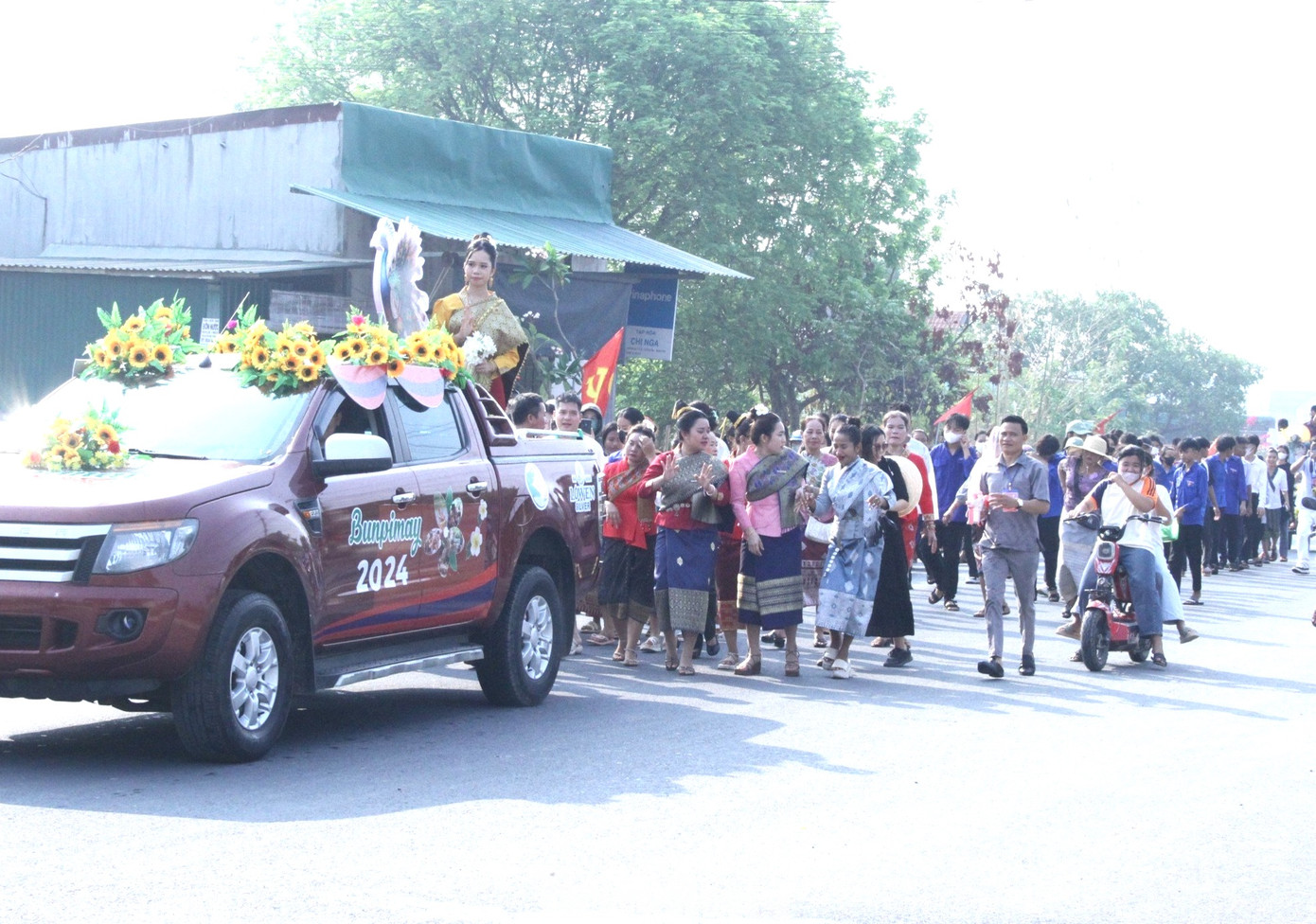 Lễ rước nàng chúa xuân Nang Sangkhane trong Tết cổ truyền Bunpimay - tại xã Krông Na bắt đầu từ Nhà Văn hóa cộng đồng xã Krông Na, trải dài dọc đường buôn Trí.