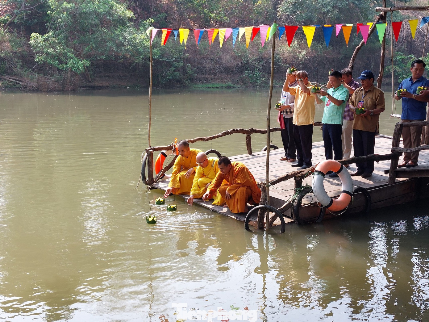 Nghi lễ đón Tết Bunpimay diễn ra lễ hội Té nước, múa lăm vông, tắm Phật, lễ tháp cát, thả hoa đăng, cột chỉ cầu may mắn, thưởng thức các món ăn truyền thống của người Lào.