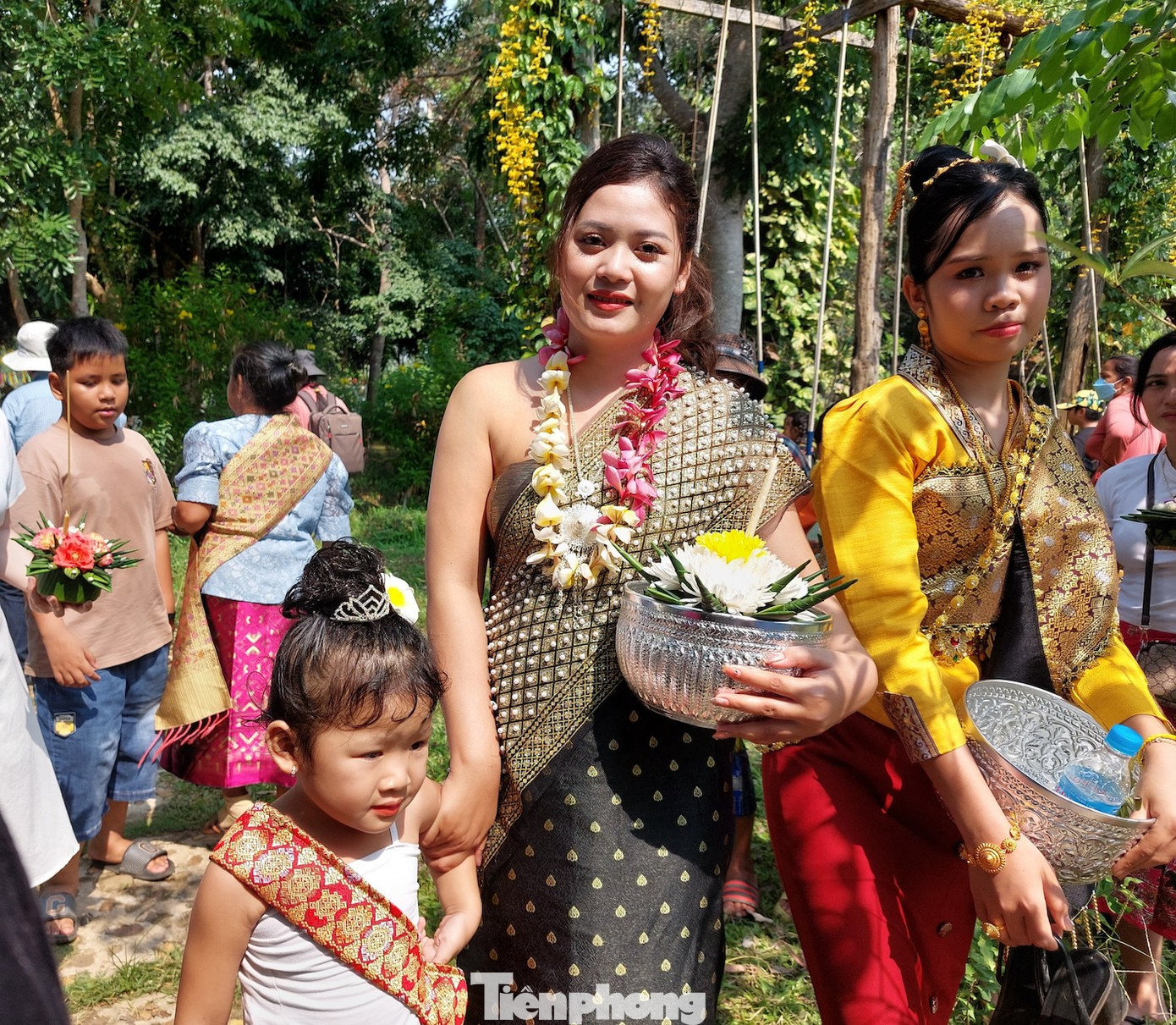 Đây là tập tục có từ thời xa xưa, xuất phát từ một truyền thuyết về màn đấu trí giữa Thammabane Cuman, con một phú ông rất nhanh trí, có biệt tài hiểu được tiếng chim và Kabinlaphom, thần 4 mặt của bầu trời được coi là người thông thái nhất.