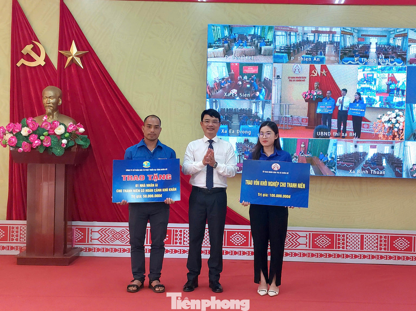 Ông Đặng Gia Duẩn - Chủ tịch UBND Thị xã Buôn Hồ trao bảng tượng trưng cho thanh niên Ông Đặng Gia Duẩn - Chủ tịch UBND Thị xã Buôn Hồ trao bảng tượng trưng cho thanh niên