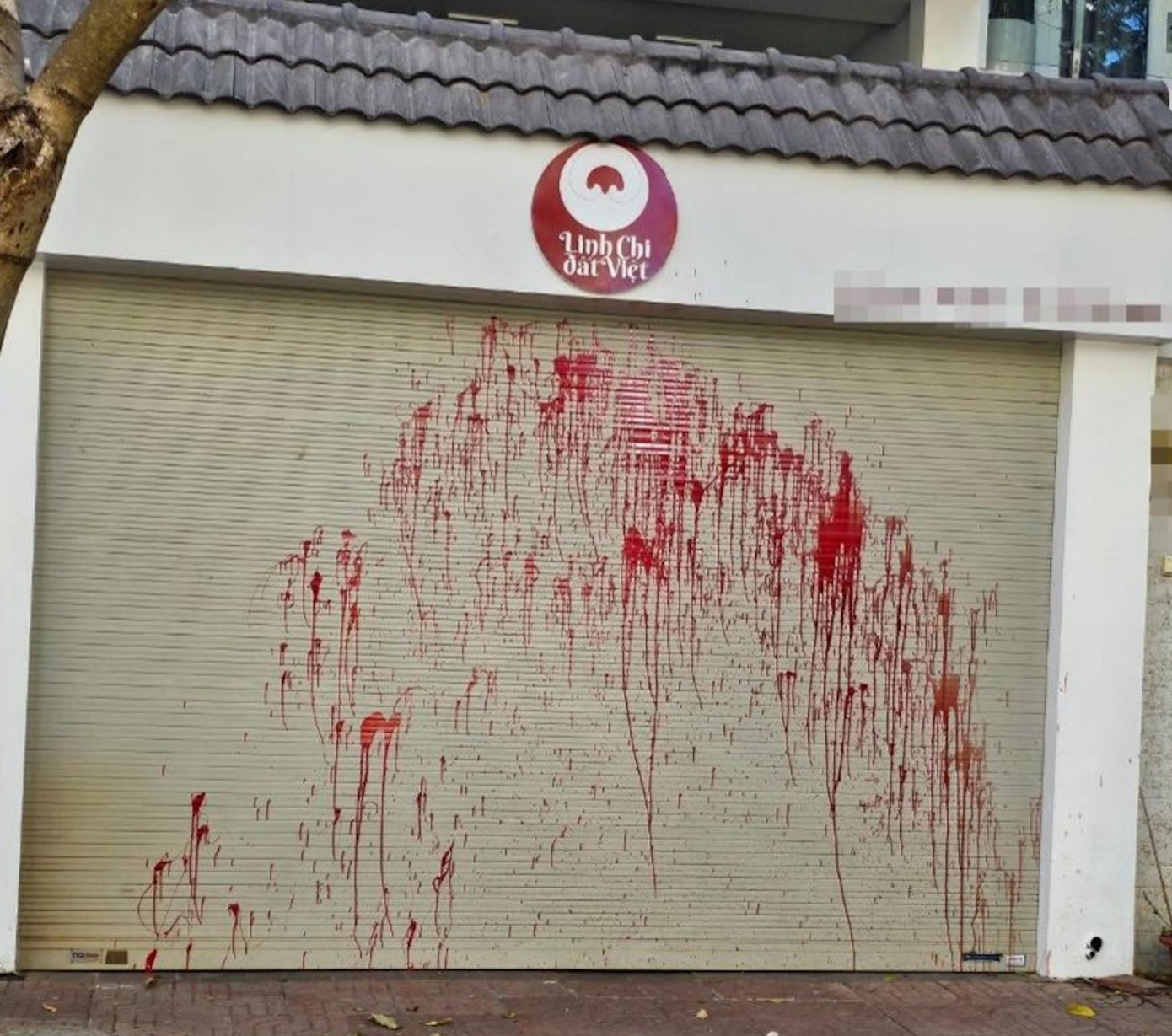 Nhà của ông T.Q.L bị tạt sơn trước cổng