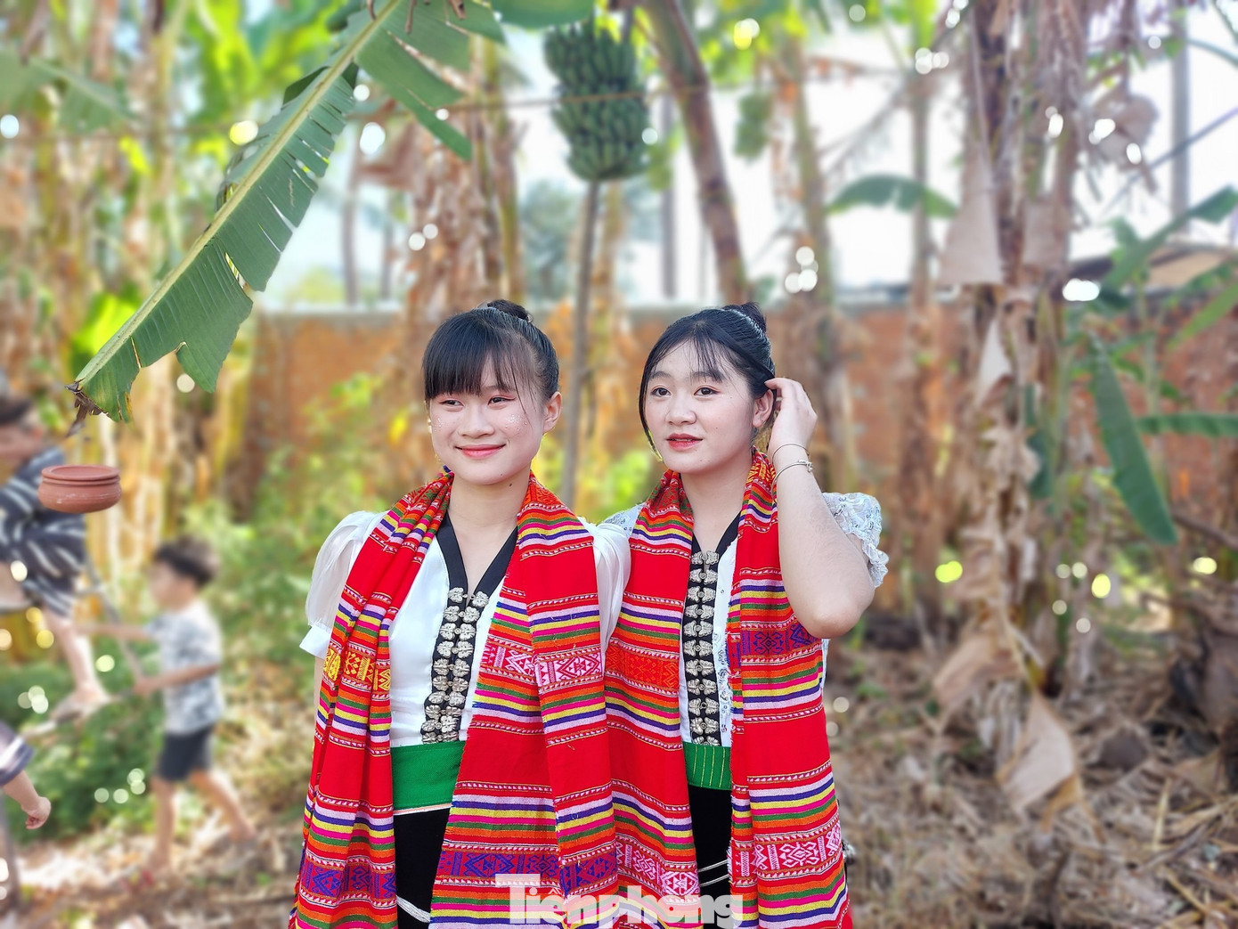 Ngày hội cũng là thời điểm các cô gái Thái khoe những bộ trang phục truyền thống, khăn thổ cẩm, khăn piêu đặc trưng. Thông qua lễ hội, cộng đồng người dân tộc Thái mong muốn giúp cho các thế hệ trẻ biết, cảm nhận và gìn giữ bản sắc văn hóa của dân tộc mình.