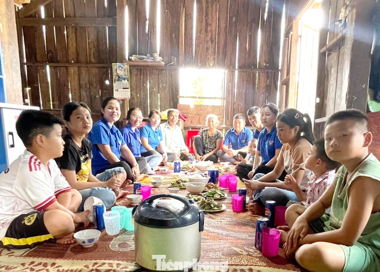 “Bữa cơm sum vầy - Ấm áp yêu thương" được đoàn viên, thanh niên trên địa bàn huyện Cư M'gar tổ chức tại gia đình cụ Nguyễn Xuân Thành.