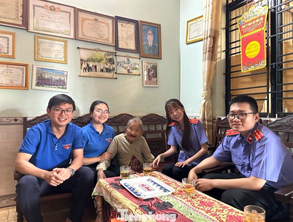 Tuổi trẻ TP Buôn Ma Thuột thăm hỏi, động viên Mẹ Việt Nam Anh hùng Thái Thị Tài