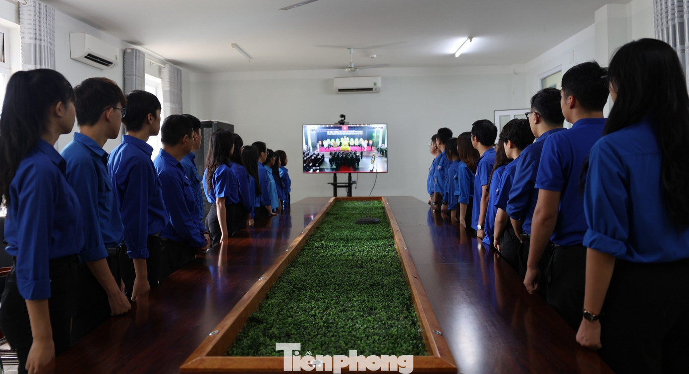 Cán bộ, nhân viên, đoàn viên thanh niên cùng theo dõi truyền hình trực tiếp Lễ viếng Tổng Bí thư Nguyễn Phú Trọng. Cán bộ, nhân viên, đoàn viên thanh niên cùng theo dõi truyền hình trực tiếp Lễ viếng Tổng Bí thư Nguyễn Phú Trọng.