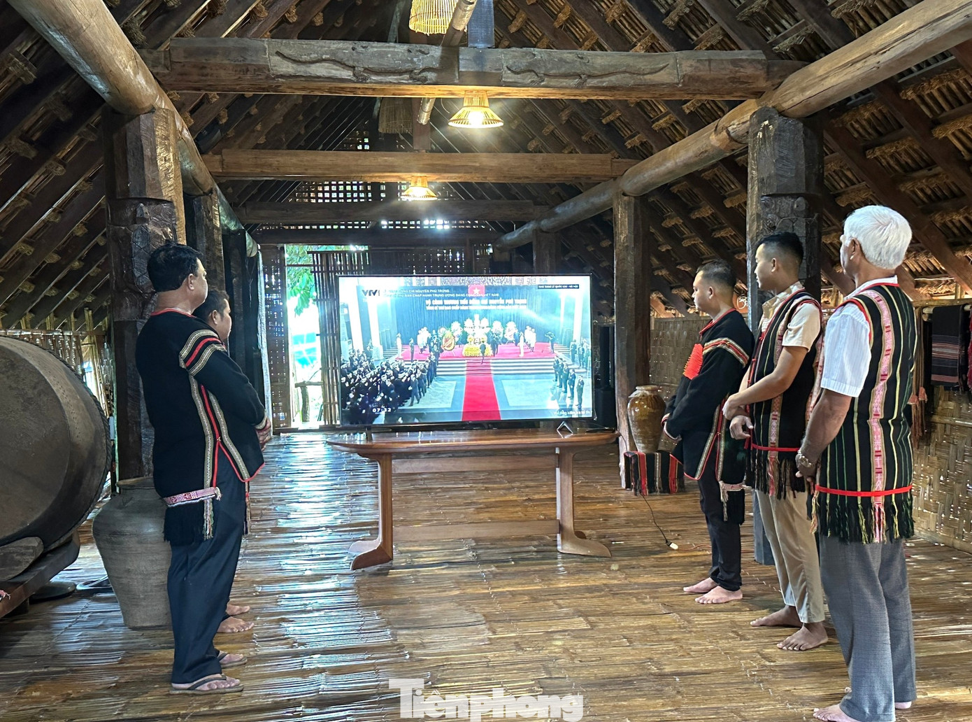 Bà con dân tộc Ê đê đến nhà trưởng buôn cùng theo dõi truyền hình trực tiếp Lễ viếng Tổng Bí thư Nguyễn Phú Trọng. Bà con dân tộc Ê đê đến nhà trưởng buôn cùng theo dõi truyền hình trực tiếp Lễ viếng Tổng Bí thư Nguyễn Phú Trọng.