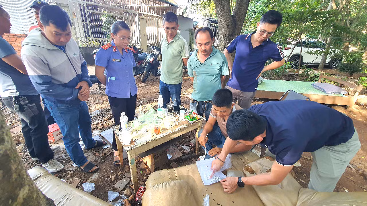 Công an triệt phá tụ điểm chuyên chia nhỏ ma túy bán cho người nghiện trong nghĩa trang. Ảnh CACC.