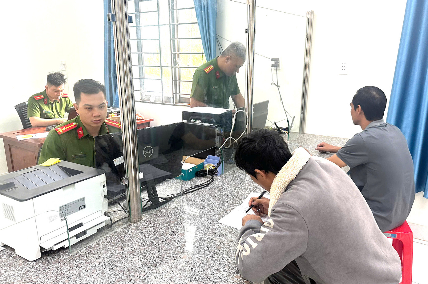 Những ngày đầu làm việc tại Công an xã Đắk Song diễn ra thông suốt, không bị gián đoạn. Những ngày đầu làm việc tại Công an xã Đắk Song diễn ra thông suốt, không bị gián đoạn.