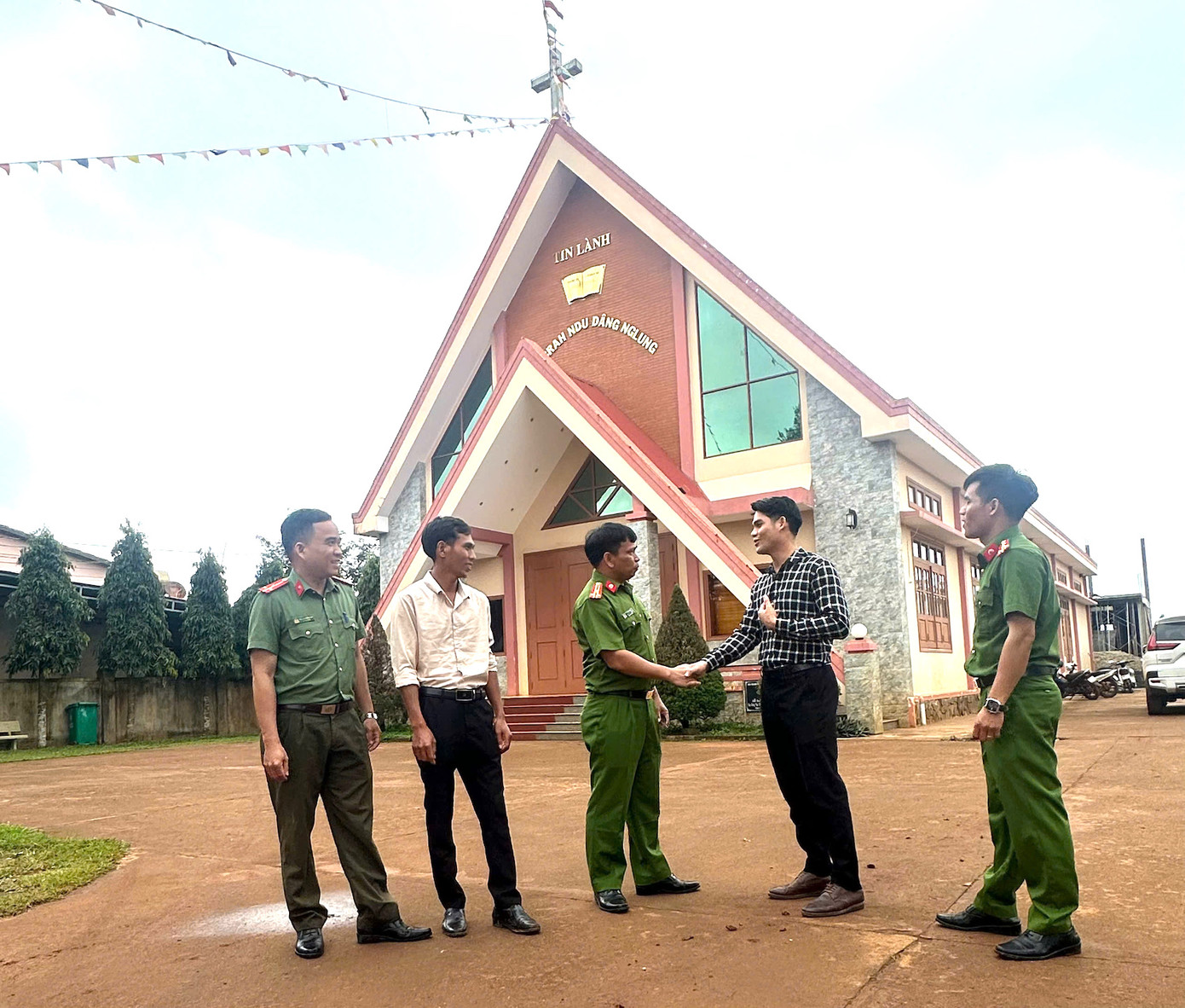 Cán bộ, chiến sĩ Công an xã Đắk Song về từng thôn, bon tháo gỡ vướng mắc, khó khăn. Cán bộ, chiến sĩ Công an xã Đắk Song về từng thôn, bon tháo gỡ vướng mắc, khó khăn.