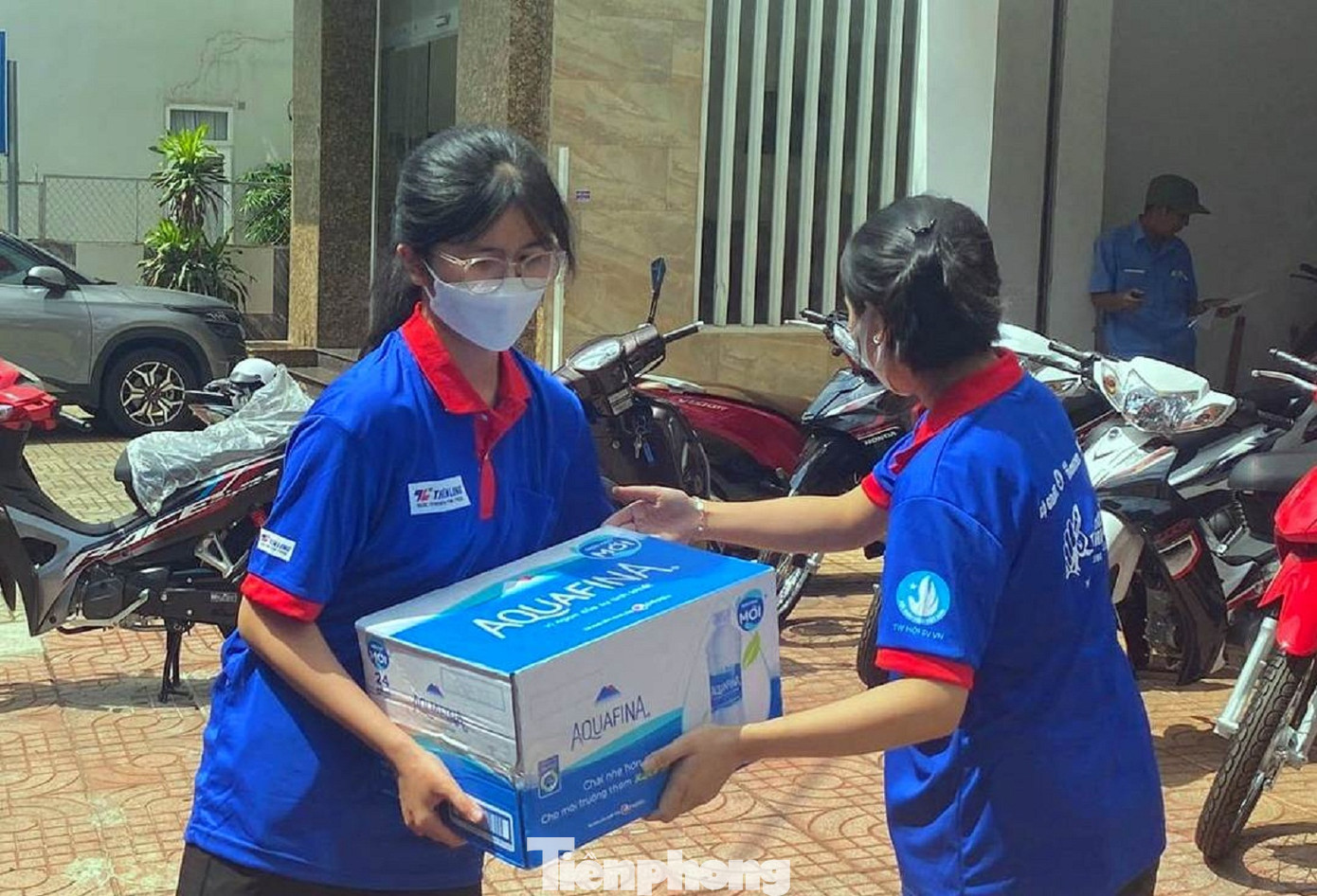 Các tình nguyện viên tiếp nhận và trao các vật phẩm đến các điểm thi