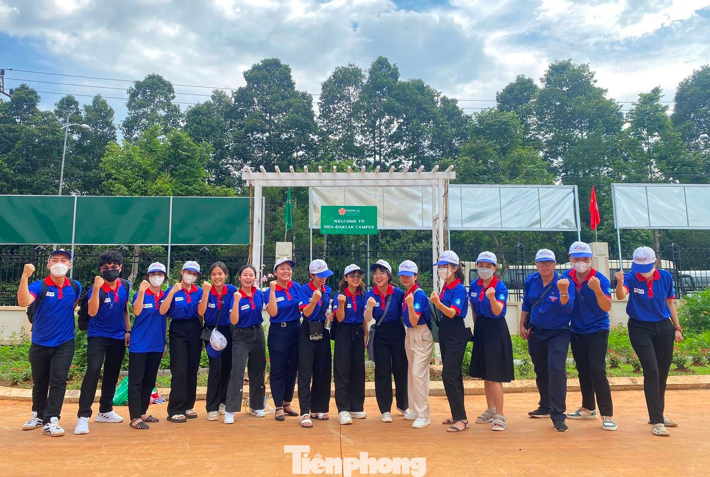 Các thành viên của chương trình tiếp sức mùa thi cấp tỉnh