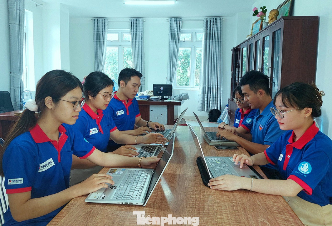 Tình nguyện viên của đội hình chuyển đổi số trả lời các sĩ tử