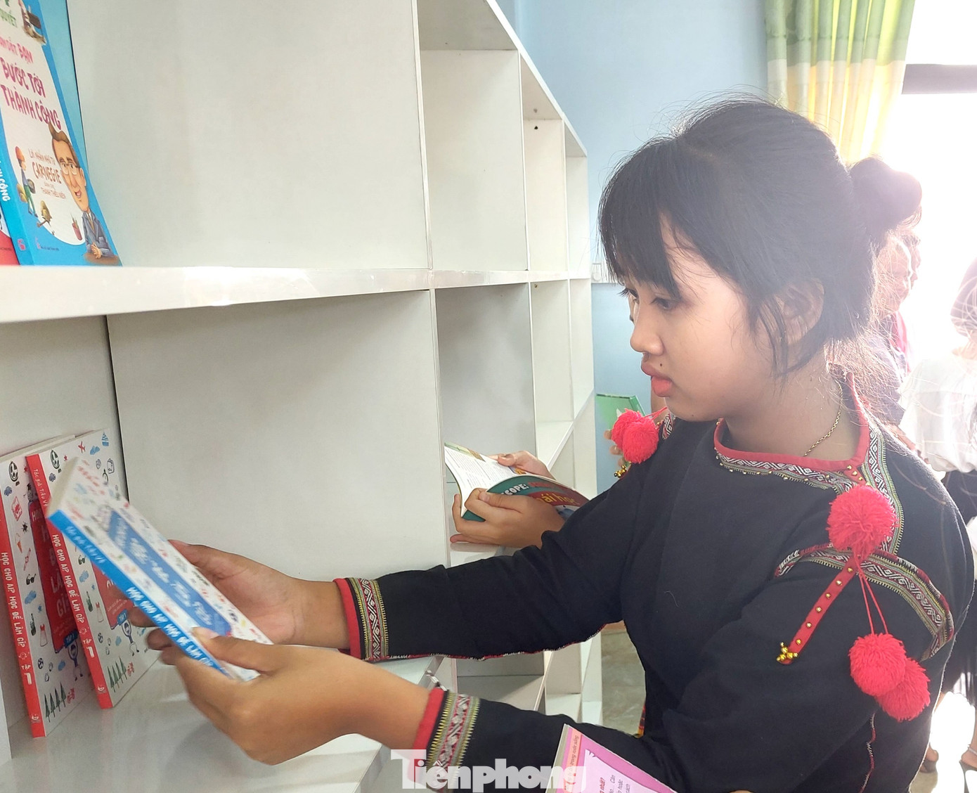 Trường phổ thông Dân tộc nội trú THCS Cư M’gar có trên 150 học sinh, với 13 dân tộc thiểu số, trong đó học sinh Êđê chiếm 70%. Trước đây, mỗi tuần trường đều có tiết đọc sách ở thư viện, nhưng đầu sách chưa đa dạng.