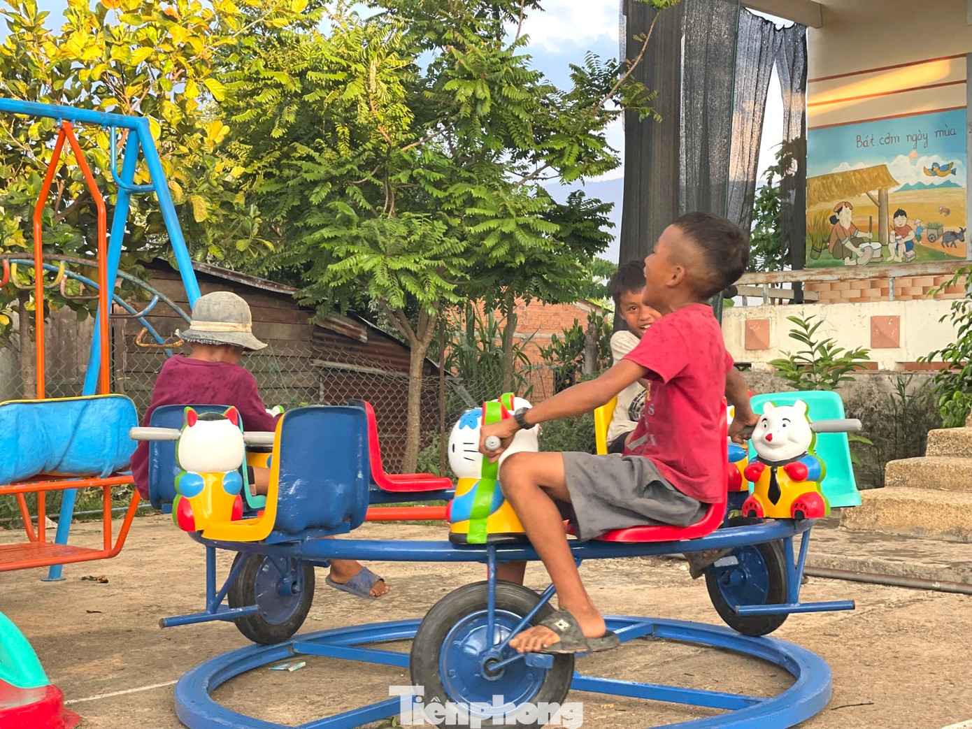 Nhằm phát huy vai trò của tổ chức Đoàn, Hội, Đội trong công tác chăm lo, hỗ trợ, chung tay, góp sức nâng cao chất lượng dạy và học tại các địa bàn khó khăn, Tỉnh Đoàn Đắk Lắk khởi công công trình thanh niên “Trường đẹp cho em” trên địa bàn huyện Krông Bông.