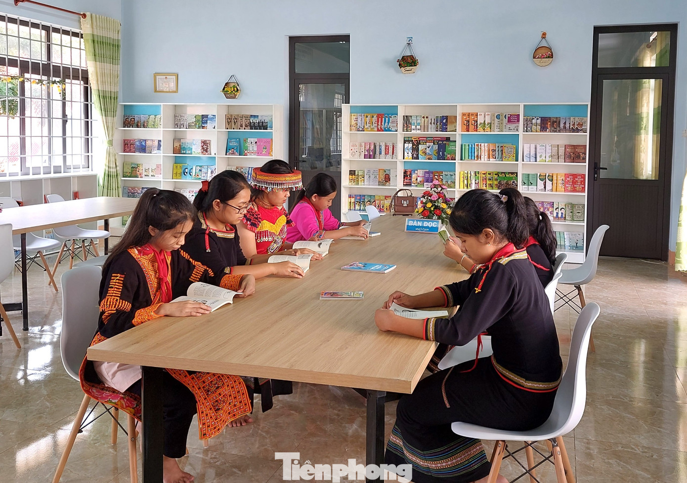 Thư viện thân thiện vừa được khánh thành và đưa vào sử dụng tại Trường phổ thông Dân tộc nội trú THCS Cư M’gar (huyện Cư M’gar) đã giúp học sinh dân tộc thiểu số có điều kiện nâng cao văn hóa đọc.