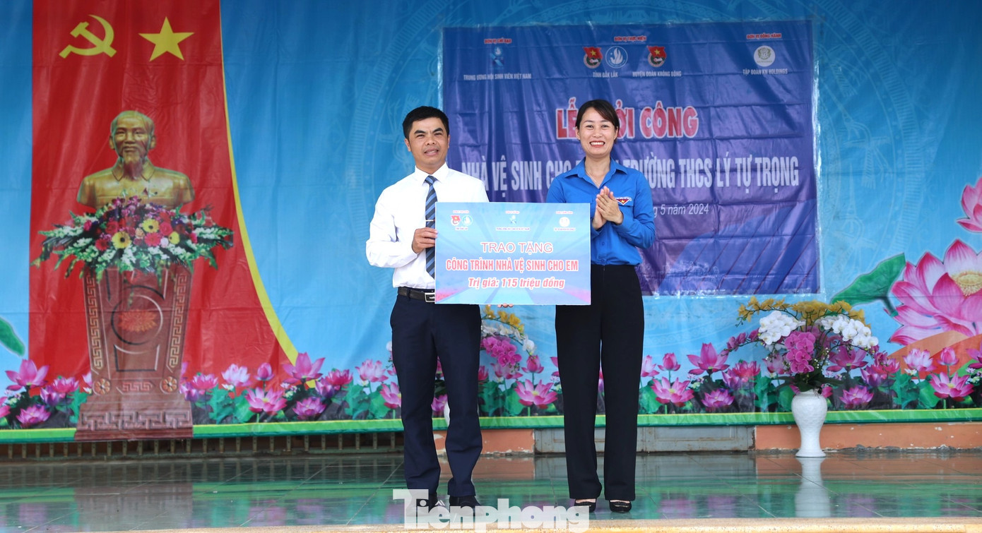 Mới đây, trong chương trình Chiến dịch Thanh niên tình nguyện Hè năm 2024, Trung ương Hội Sinh viên Việt Nam phối hợp với Tỉnh Đoàn Đắk Lắk, triển khai chương trình “Nhà vệ sinh cho em” tại một trường THCS trên địa bàn huyện Krông Bông.