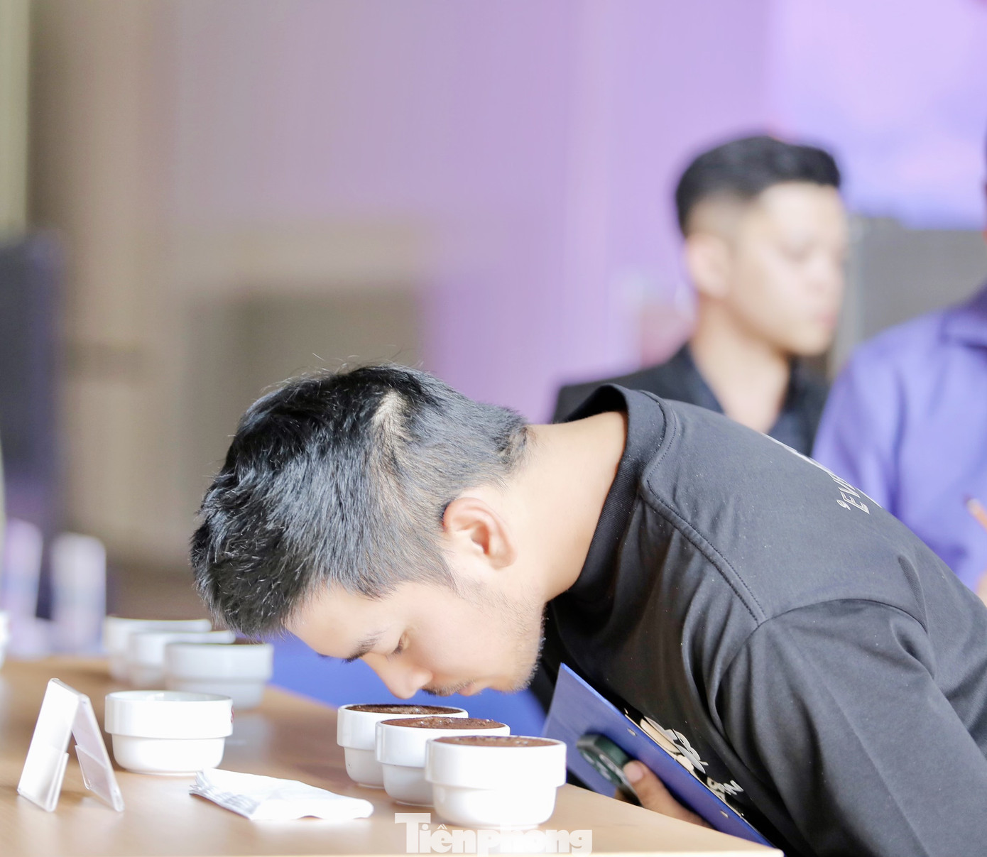 Các chuyên gia tiến hành Cupping, quá trình thử nếm đánh giá hương vị cà phê