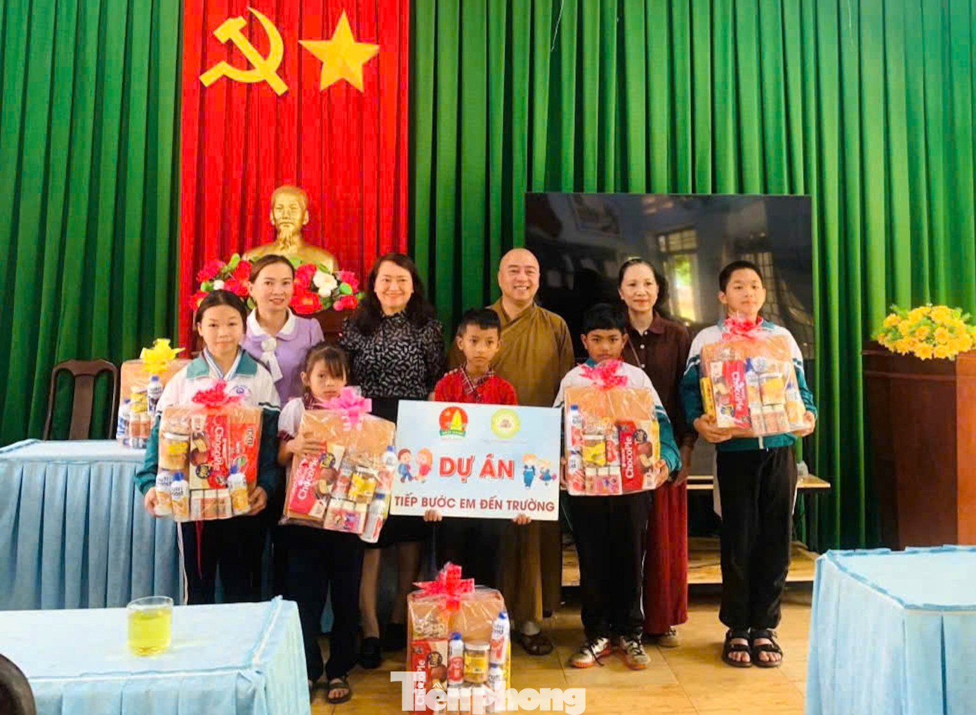 Quỹ học bổng "Tiếp sức đường dài" được Hội đồng đội huyện cùng chùa Hoa Nghiêm vận động, kêu gọi từ năm 2020, hàng tháng mỗi em được nhận từ 300.000 - 500.000 đồng. Đến nay nguồn quỹ để hỗ trợ được thường xuyên và cố định, góp một phần tiếp sức các em tiếp tục đến trường để thực hiện ước mơ của mình.