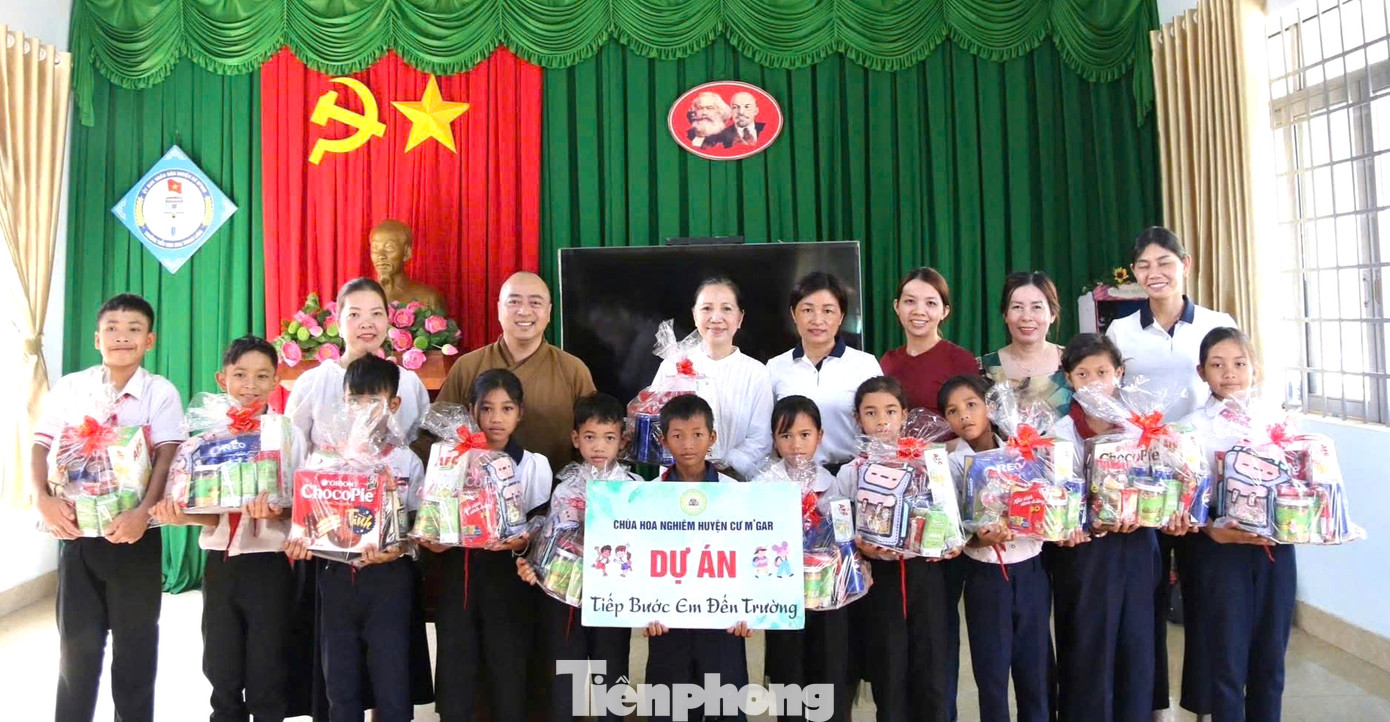Mới đây, Hội đồng Đội huyện Cư M’gar phối hợp chùa Hoa Nghiêm, các đơn vị trao học bổng "Tiếp sức đường dài" đến 214 em thiếu nhi có hoàn cảnh khó khăn trên địa bàn huyện.