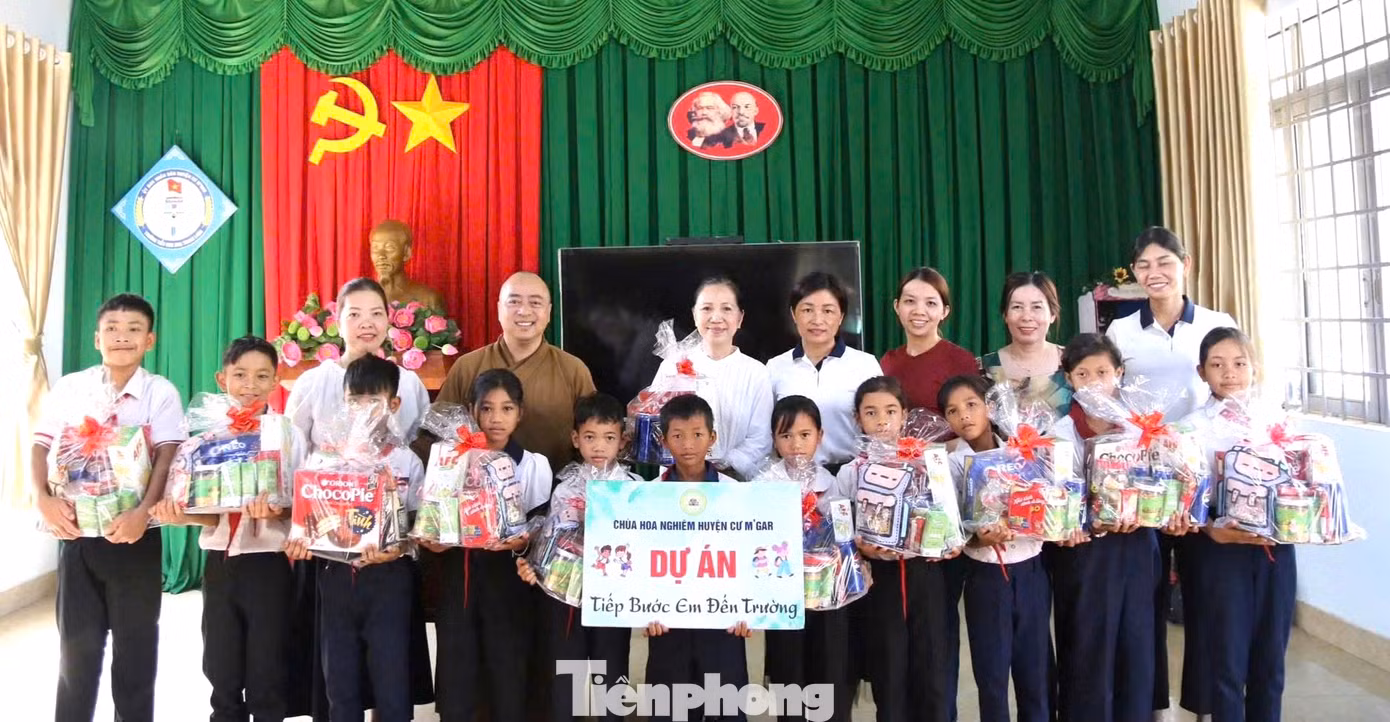 Mới đây, Hội đồng Đội huyện Cư M’gar phối hợp chùa Hoa Nghiêm, các đơn vị trao học bổng "Tiếp sức đường dài" đến 214 em thiếu nhi có hoàn cảnh khó khăn trên địa bàn huyện.