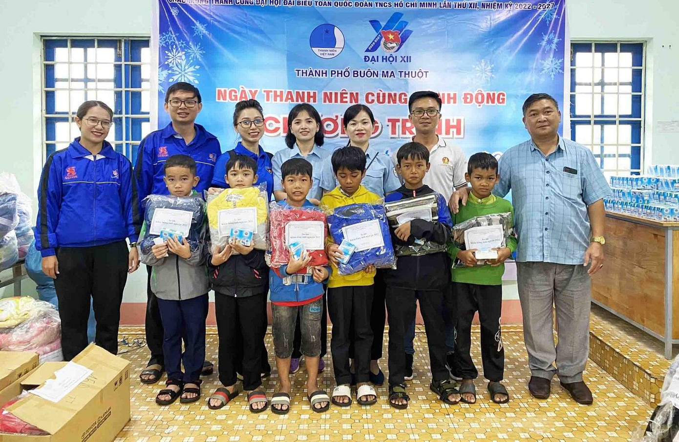 Thành Đoàn Buôn Ma Thuột trao tặng các suất quà cho học sinh khó khăn Thành Đoàn Buôn Ma Thuột trao tặng các suất quà cho học sinh khó khăn