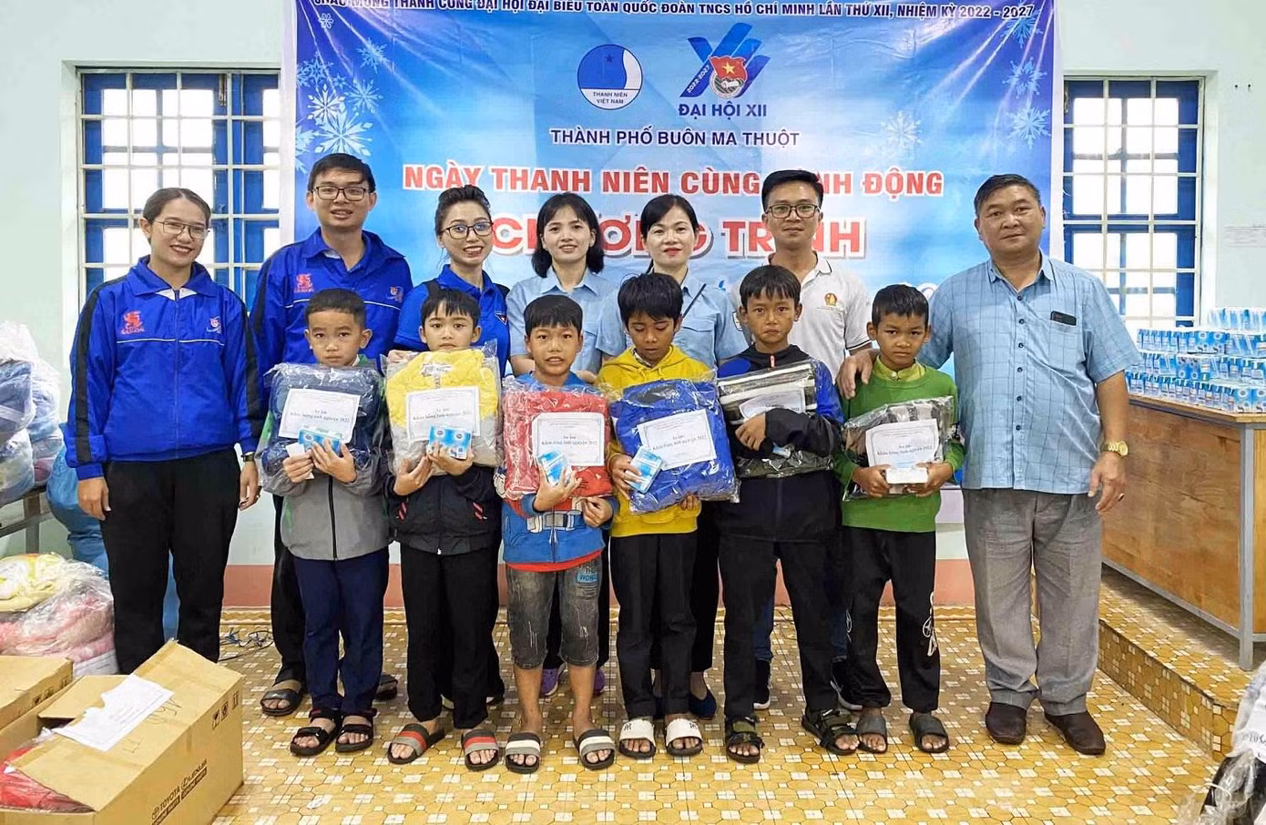 Thành Đoàn Buôn Ma Thuột trao tặng các suất quà cho học sinh khó khăn Thành Đoàn Buôn Ma Thuột trao tặng các suất quà cho học sinh khó khăn