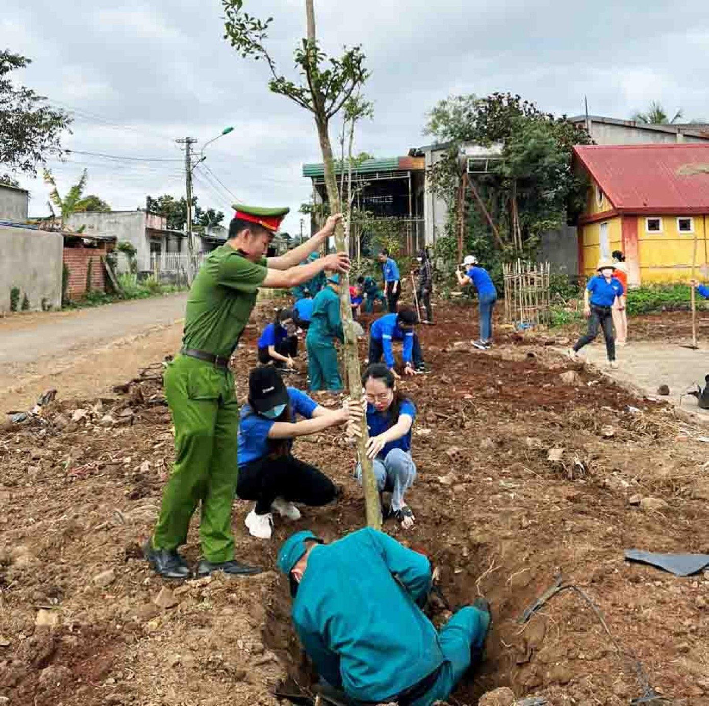 Đoàn viên thanh niên trồng cây tại trục đường xung quanh nhà cộng đồng Đoàn viên thanh niên trồng cây tại trục đường xung quanh nhà cộng đồng