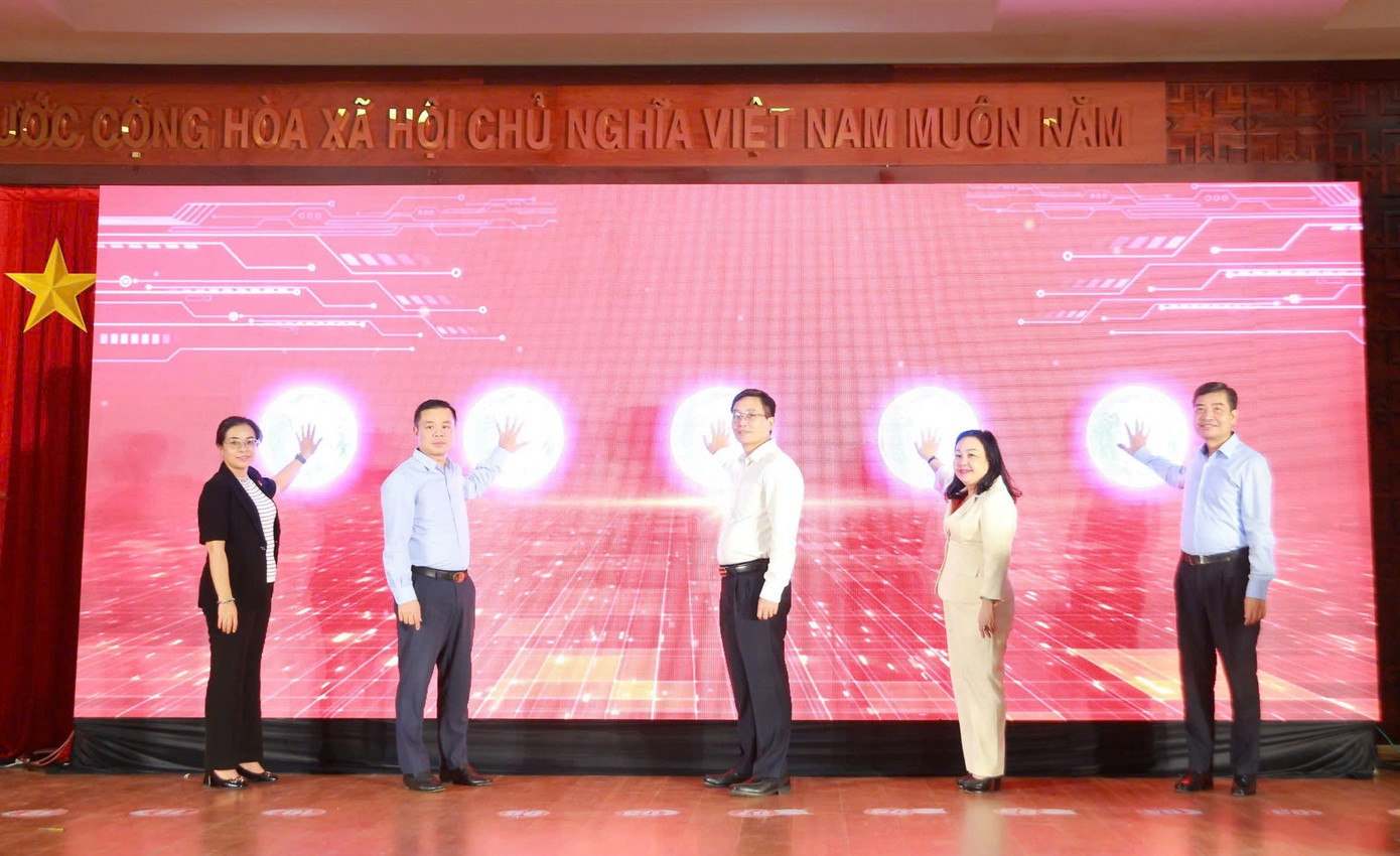 Các đại biểu thực hiện nghi thức công bố các ứng dụng số phục vụ chính quyền địa phương 2 cấp của tỉnh Đắk Lắk.