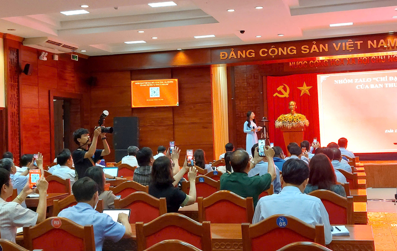 Các đại biểu quét mã QR để tham gia nhóm Zalo “Chỉ đạo, điều hành tỉnh - xã, phường”