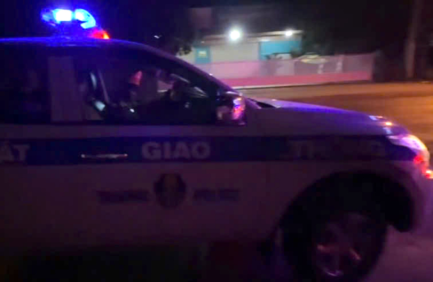 CSGT dùng xe chuyên dụng chở sản phụ tới bệnh viện sinh con an toàn