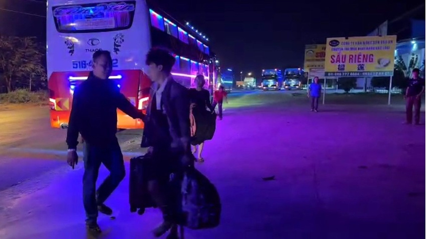 Vợ chồng sản phụ được hỗ trợ đưa đến bệnh viện