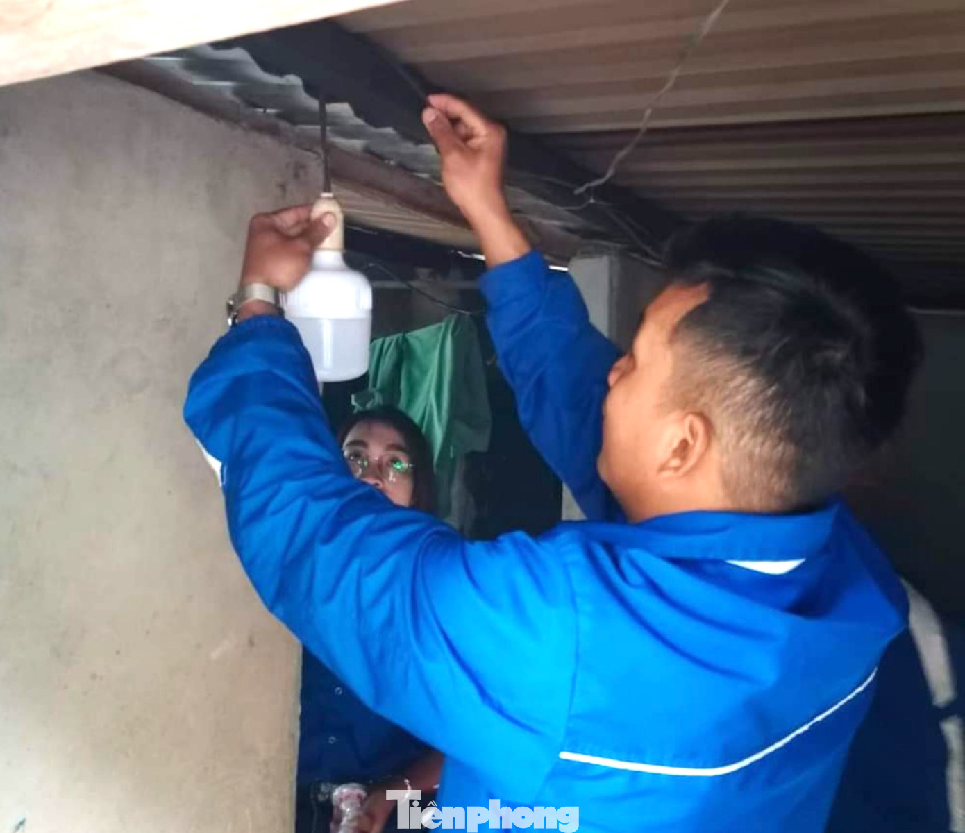 Đoàn thanh niên lắp bóng điện mới cho các hộ gia đình khó khăn