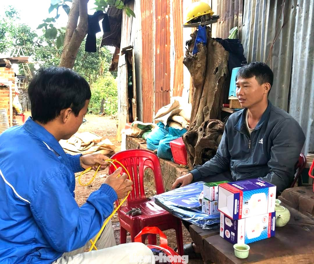 Người dân được tuyên truyền về phòng, chống cháy do thiết bị điện và sử dụng điện an toàn, tiết kiệm.