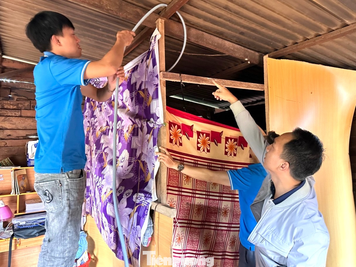 Đoàn thanh niên thay thế các đường dây điện đã cũ