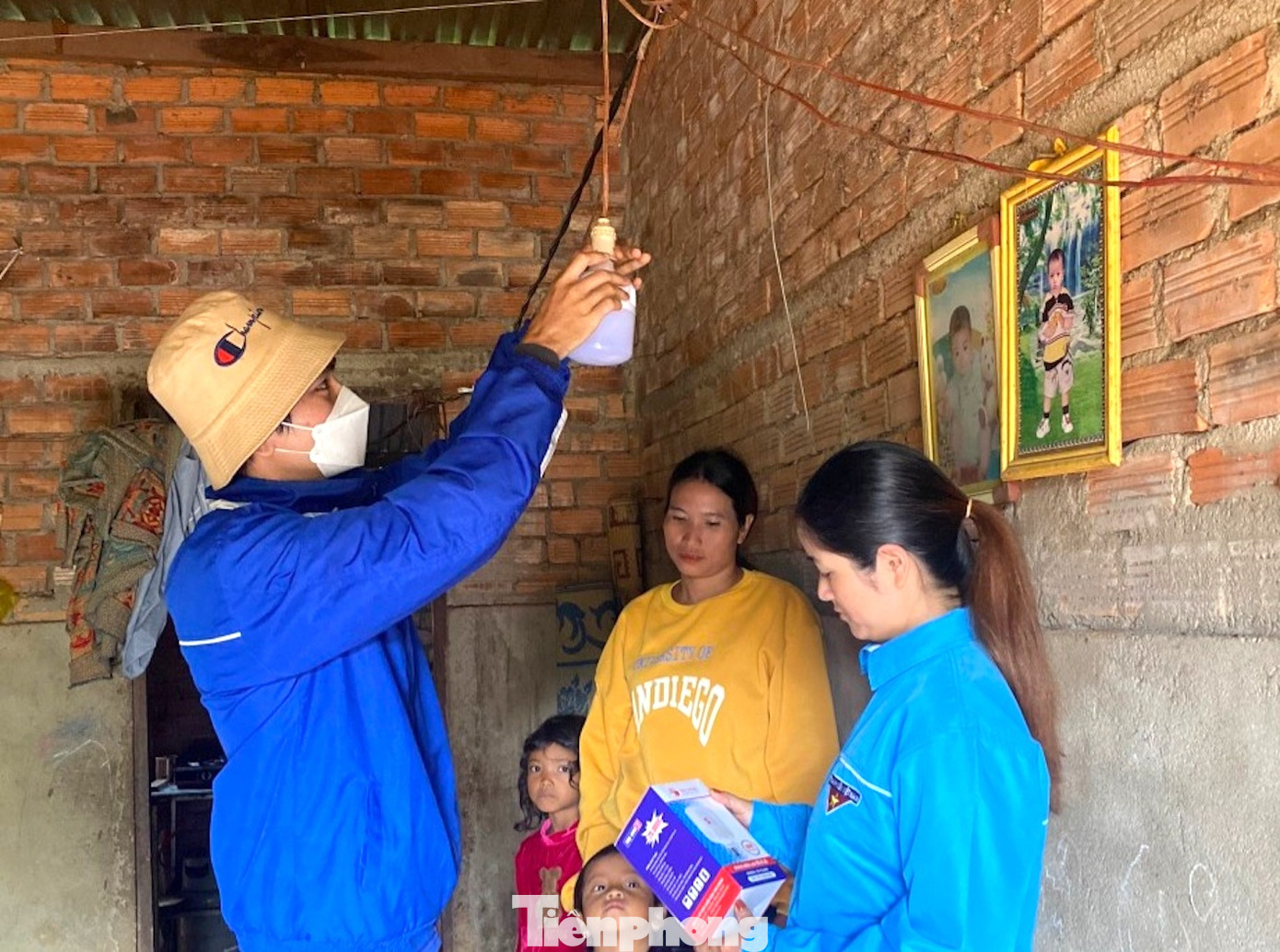 38 hộ gia đình được sửa chữa thiết bị điện, thay bóng điện miễn phí