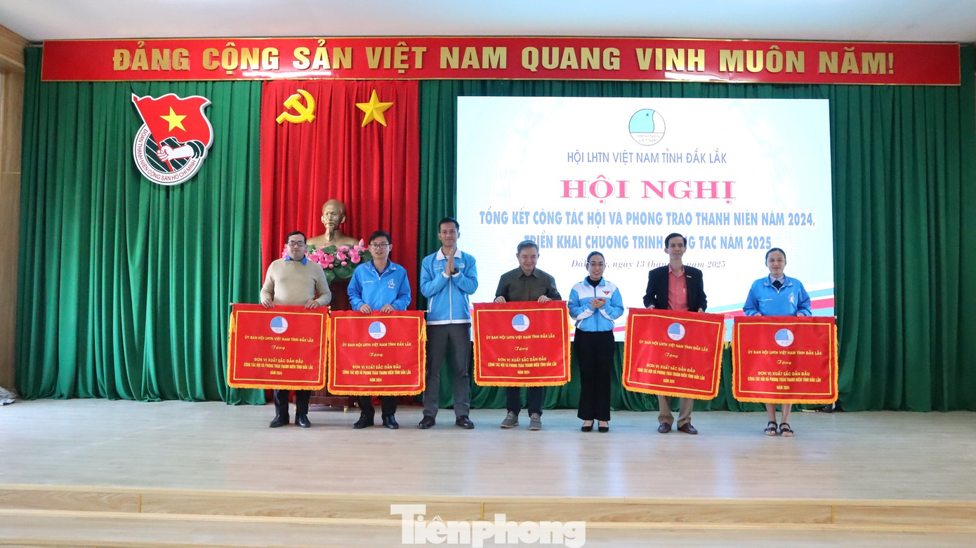 Các đơn vị dẫn đầu được trao tặng cờ thi đua.