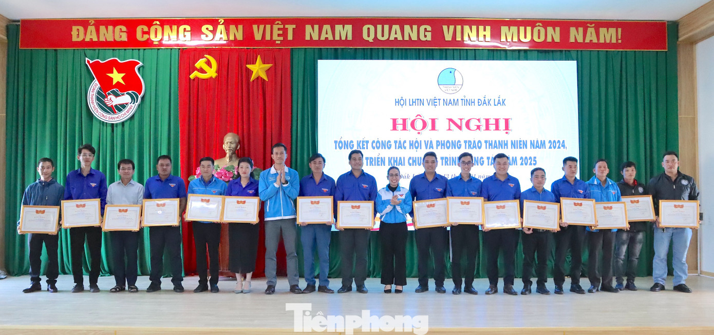 Các tập thể, cá nhân có thành tích xuất sắc trong công tác Hội và phong trào thanh niên nhận bằng khen.
