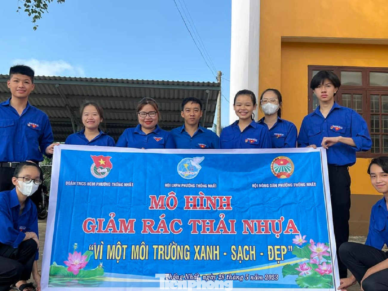 Đoàn thanh niên thị xã Buôn Hồ với các hoạt động trồng, chăm sóc cây xanh, bảo vệ môi trường, mô hình chống rác thải nhựa, tuyên truyền người dân, tiểu thương đi chợ giảm túi nilon... Ngày Chủ nhật xanh là hoạt động thường xuyên của Đoàn Thanh niên tỉnh nhà với ý nghĩa chung tay xây dựng môi trường xanh - sạch - đẹp.