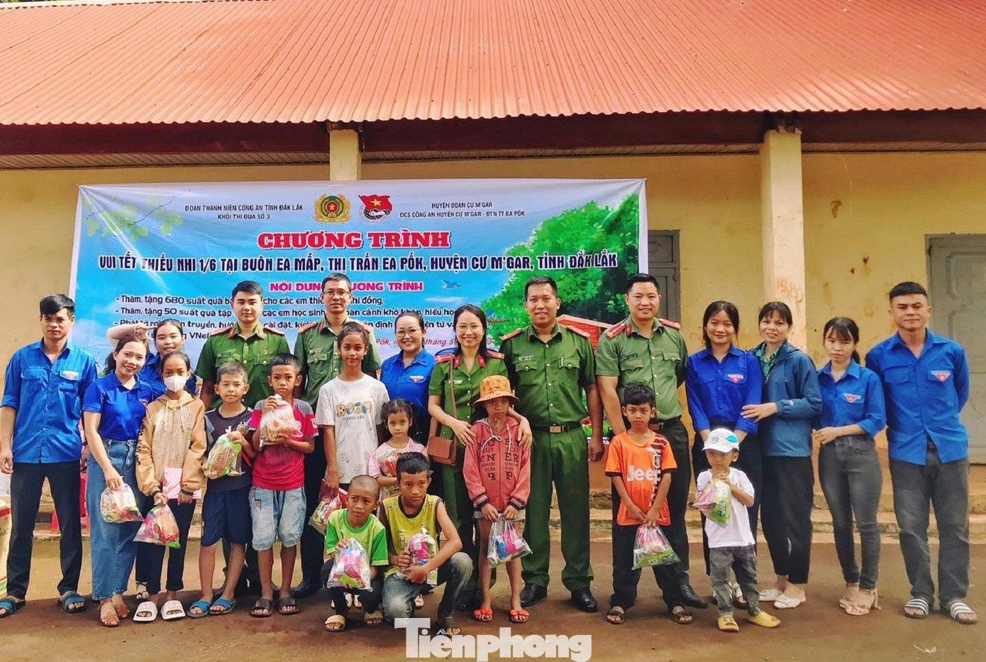 Tuổi trẻ Công an tỉnh đồng loạt ra quân hưởng ứng “Ngày chủ nhật xanh lần thứ II, năm 2023” với nhiều hoạt động: thăm, tặng quà cho các em thiếu nhi, nhi đồng nhân dịp Tết thiếu nhi 1/6.